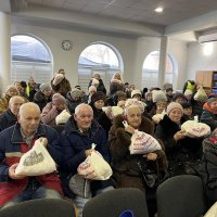 Фото чоловіків та жінок.