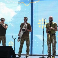 учасники заходу під час виступу