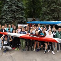 Начальник ОВА Сергій Борзов, народна депутатка України Ірина Борзова та учасники заходу, які тримають байдарки