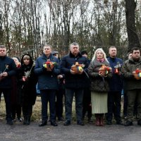 Фото чоловіків та жінок.