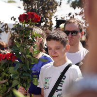 Люди вшановують пам’ять загиблих внаслідок ракетного обстрілу 14 липня 2022 року