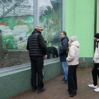 ветерани та учасники промотуру на території зоопарку