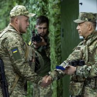 Головнокомандувач ЗС України генерал-полковник Олександр Сирський та військовослужбовець 59-тої окремої мотопіхотної бригади, який отримує відзнаку