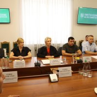 Перша заступниця Начальника ОВА Наталя Заболотна, заступник Начальника ОВА Андрій Кавунець, директор Департаменту соціальної та молодіжної політики ОВА Світлана Ярмоленко, директор Департаменту міжнародного співробітництва та регіонального розвитку ОВА Ігор Цехановський та учасники зустрічі