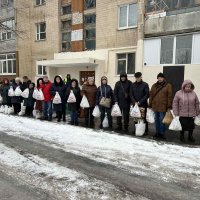 Фото людей з пакетами 