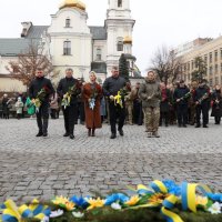 Керівники області та міста під час церемонії покладання