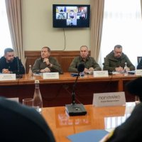 Люди в залі