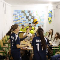 юнаки та дівчата в укритті грають з м'ячем