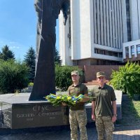 учасники покладання біля пам’ятника Василю Стусу