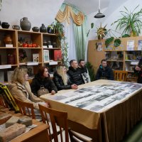 ветерани та учасники промотуру в замку-палацу Холоневських