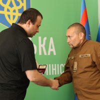 Вручення нагороди військовому