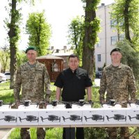 Заступник начальника ОВА Андрій Кавунець, військові Державної прикордонної служби України під час передачі дронів